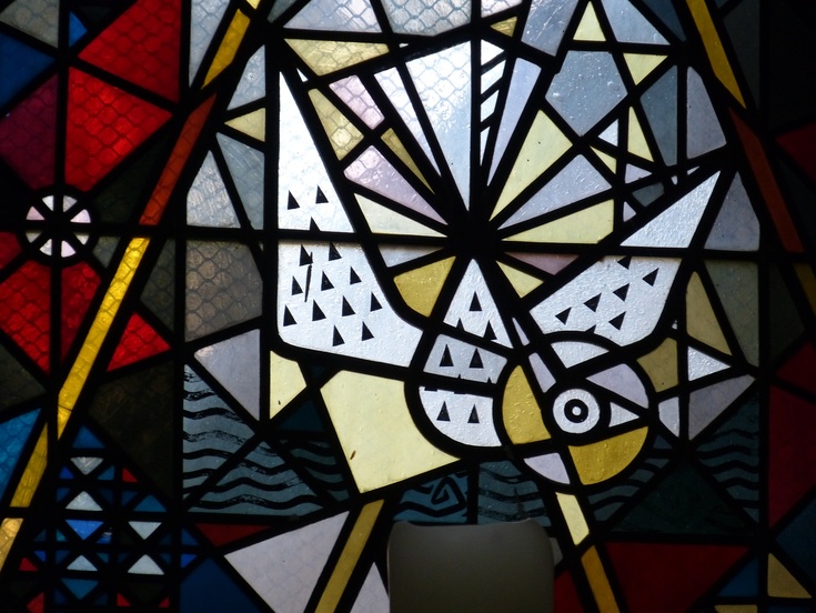 Heiliger Geist Auf einem Glasfenster ist eine Taube dargestellt.